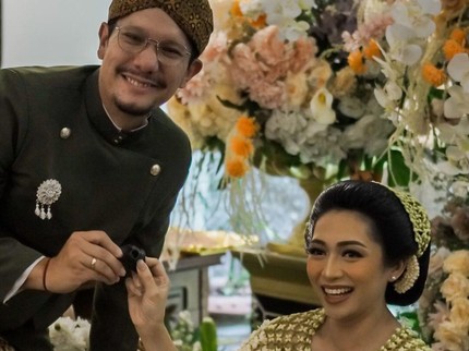 5 Potret Acara Mitoni Tujuh Bulan Kehamilan Pertama Ririn Istri Angga Maliq & D'essentials
