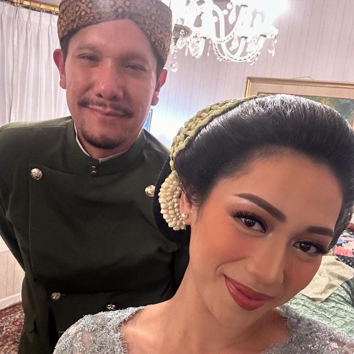 <p>Vokalis band Maliq & D'essentials, Angga Puradiredja dan istrinya Dewi Andarini tengah menanti kehadiran momongan. Baru-baru ini, keduanya mengadakan acara mitoni tujuh bulan kehamilan Dewi Andarini atau akrab disapa Ririn. (Foto: Instagram @ririnpuradiredja/ @anggapuradiredja)</p>