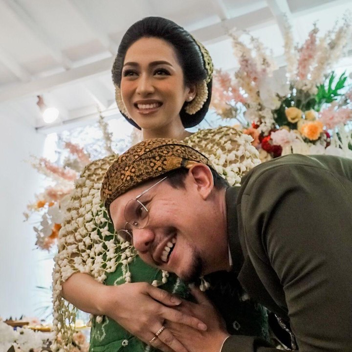 <p>Acara mitoni dari adat Jawa ini berlangsung tertutup dan hanya dihadiri orang terdekat. Dalam acara ini, Angga dan Ririn kompak mengenakan pakaian adat Jawa, Bunda. (Foto: Instagram @ririnpuradiredja/ @anggapuradiredja)</p>