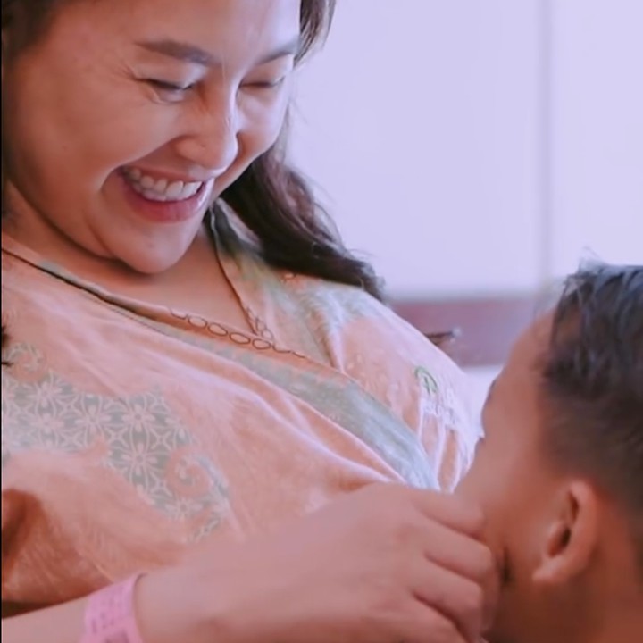 <p>Selain dukungan dari sang suami, Mpok Alpa juga mendapatkan dukungan spesial dari anak keduanya, Alfatih. Sebelum persalinan, Alfatih terlihat mencium perut sang Bunda, seperti tak sabar menanti kehadiran adik kembarnya. (Foto: Instagram @nina_mpokalpa)</p>
