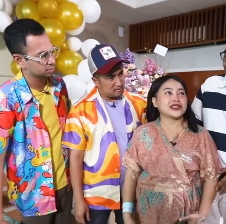 <p>Usai persalinan, dua sahabat Mpok Alpa, Irfan Hakim dan Raffi Ahmad, tampak menjenguk di rumah sakit. Keduanya juga terlihat begitu senang menyambut kehadiran anak kembar Mpok Alpa. Dalam kesempatan ini, Irfan dan Raffi ikut berbagi kebahagiaan dengan mengobrol bersama keluarga Mpok Alpa, termasuk suami dan kedua anaknya. (Foto: Instagram @nina_mpokalpa)</p>