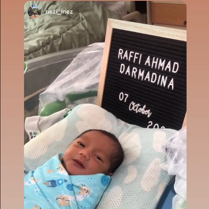 <p>Nama kedua putra Mpok Alpa tampak tak asing kan, Bunda? Ya, nama tersebut ada yang diambil dari nama sahabatnya, Raffi Ahmad. Perlu diketahui ya, Raffi Ahmad diketahui ikut membantu biaya persalinan anak kembar Mpok Alpa ini. Mpok Alpa juga sangat dekat dengan suami Nagita Slavina, Bunda. (Foto: Instagram @nina_mpokalpa)</p>