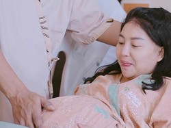 Sibuknya Mpok Alpa Urus Anak Kembar