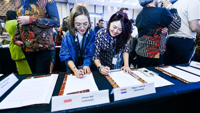 Pertamina mendampingi UMKM binaan Haluan Bali, UMKM Bawadi dan UMKM Bali Honey dalam penandatanganan MoU dengan pembeli dari Belanda dan Malaysia di TeI 2024.