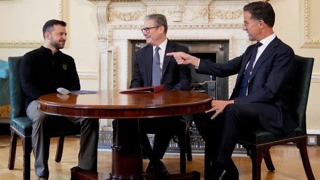 Pertemuan trilateral Presiden Ukraina Volodymyr Zelensky, Sekjen NATO Mark Rutte dan Perdana Menteri Inggris Keir Starmer membahas strategi kemenangan Ukraina.