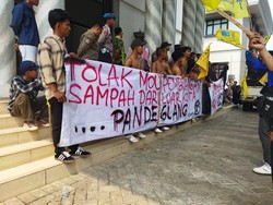 Mahasiswa Demo Kantor Bupati Pandeglang, Tolak Tampung Sampah Tangsel-Serang
