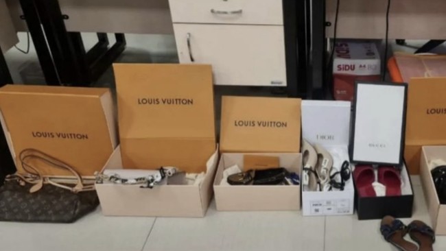 Polda Riau sita 15 barang merek mewah dari tas Balenciaga hingga sandal Hermes dari tenaga harian lepas sekretariat dewan di DPRD Riau terkait kasus SPPD Fiktif