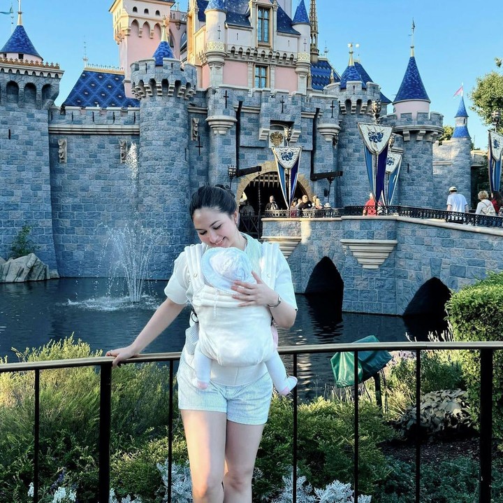 <p>"Membuat kenangan bersama putri kecil kami di tempat paling membahagiakan di bumi," tulis Jessica Mila dengan menyisipkan emotikon istana. (Foto: Instagram: @jscmila)</p>