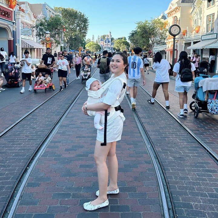 <p>Tidak sedikit netizen yang menyebut Kyarra sangat menggemaskan selama berlibur, lho. "Kenapa Kyarra lucu sekaliiiii," kata seorang netizen dengan emotikon hati. "Bayik gemessss," ujar netizen lainnya. (Foto: Instagram: @jscmila)</p>