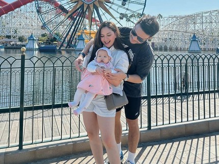 5 Potret Baby Kyarra Putri Jessica Mila Pertama Kali ke Disneyland di Usia 6 Bulan