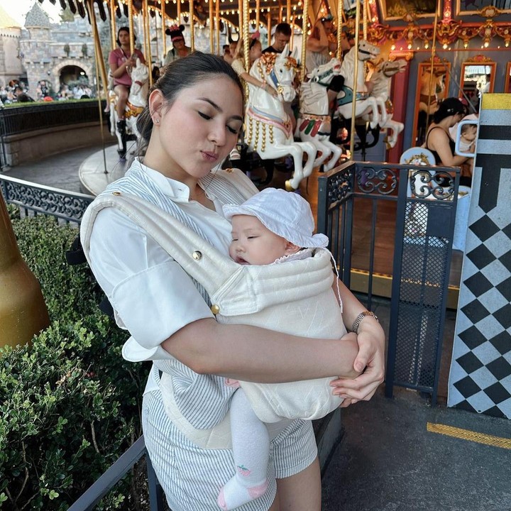 <p>Selama berlibur, Kyarra terlihat anteng dan tidak rewel nih, Bunda. Pada beberapa momen, dirinya juga terlihat tertidur di dekapan sang Bunda. (Foto: Instagram: @jscmila)</p>