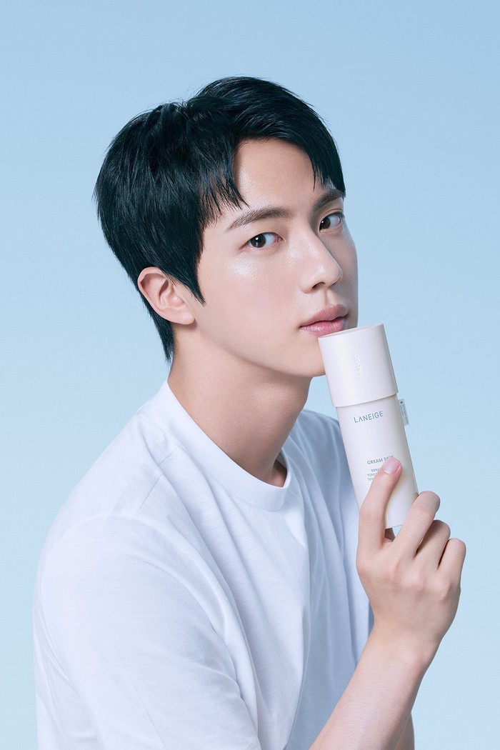 Produk pertama yang anggota tertua boyband Korea naungan BIGHIT MUSIC tersebut kampanyekan sebagai Global Ambassador terbaru Laneige adalah Cream Skin collection, tepatnya Cream Skin Cerapeptide™ Toner & Moisturizer./ Foto: Laneige via WWD