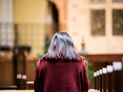 Doa Rosario Hari Ini Selasa, 13 Mei: Yesus Memanggul Salib-Nya ke Kalvari