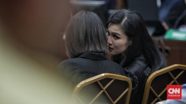 Tangis Sandra Dewi pecah saat tim pengacara menyinggung kondisi anaknya selama Harvey Moeis yang ditahan. Sandra mengaku berbohong kepada anak-anaknya.