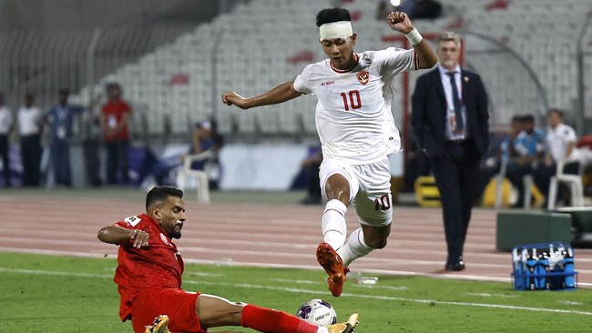 Aksi Malik Risaldi Bela ASEAN All Stars Bikin Pemain MU Frustrasi Malik Risaldi tak banyak gocek-gocek, namun sebuah pergerakan cukup membuat pemain MU frustrasi dan mendapat kartu kuning.