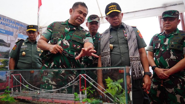 Panglima TNI Jenderal Agus Subiyanto melakukan mutasi 63 perwira tinggi yang terdiri dari 35 perwira tinggi (pati) TNI AD, 15 pati TNI AL dan 13 pati TNI AU.