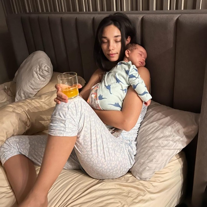 <p>Vanessa kembali dikaruniai anak berjenis kelamin laki-laki pada 19 Juli 2024. Putra keduanya diberi nama Enzo de Araujo Iskandar.<em> "We took this photo after breastfeeding Enzo around 5am</em> (Kami mengambil foto ini setelah menyusui Enzo sekitar jam 5 pagi)" kata Vanessa. (Foto: Instagram @vanessaaiskandar)</p>