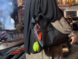 Viral Bikin Ngakak, Wanita Ini Pakai Gantungan Tas dari Sayuran Labu Bu