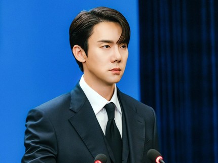 Potret Yoo Yeon Seok Pemeran Jubir Kepresidenan di When The Phone Rings bersama Ibunda dan Ayahanda