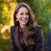 Perdana Kerja di Komunitas Usai Lawan Kanker, Kate Middleton Pakai Outfit Tema Musim Gugur