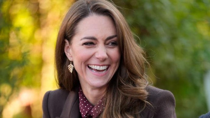 img-title Perdana Kerja di Komunitas Usai Lawan Kanker, Kate Middleton Pakai Outfit Tema Musim Gugur
