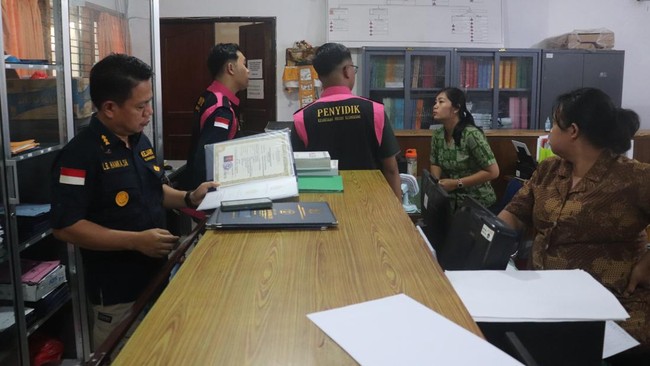 Kejaksaan menggeledah SMKN 1 Klungkung mengenai dugaan penyimpangan biaya komite. Sekolah itu juga diduga menahan 293 piagam siswa nan menunggak duit komite.