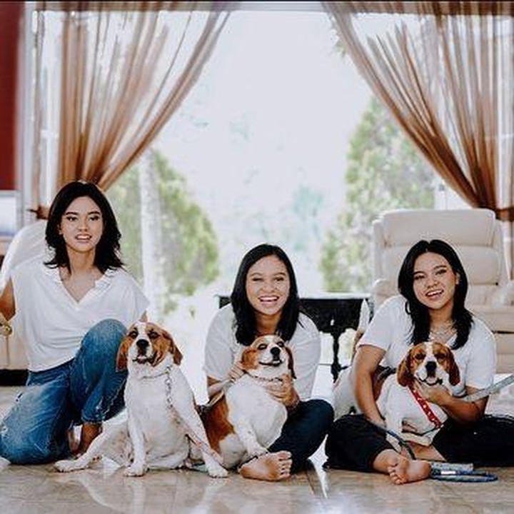 <p>Anak-anak Shahnaz Haque tumbuh menjadi perempuan muda yang cerdas, lho. Mereka menimba ilmu di kampus bergengsi Tanah Air hingga ke luar negeri. (Foto: Instagram @pruistinramadhan)</p>