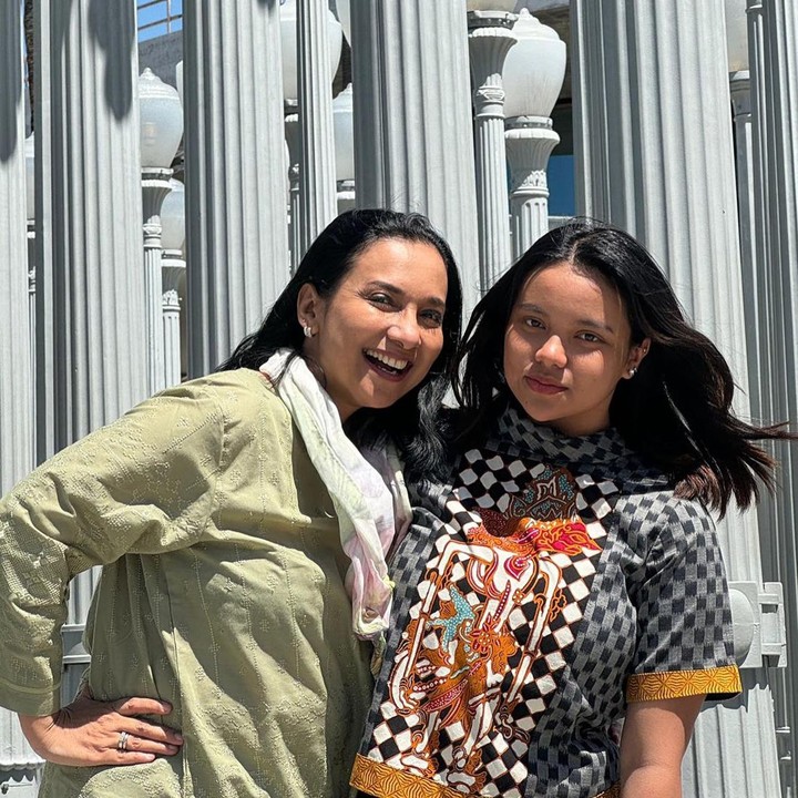 <p>Tak kalah berprestasi, putri bungsu Shahnaz juga menimba ilmu di luar negeri. Ia menggeluti bidang perfilman di Los Angeles, Amerika Serikat. Mieke yang saat ini beru berusia 18 tahun menjalani kuliah dengan beasiswa Lembaga Pengelola Dana Pendidikan (LPDP) dan berhasil meraih nilai IPK sempurna. "Sebagai anak rantau yang mendapat Beasiswa Indonesia Maju LPDP, maka diwajibkan mendapat GPA tinggi. Kemarin kami mendapat kabar dimudahkan oleh Allah kamu kembali meraih GPA 4.0 sehingga masuk ke daftar Deans' List. Berarti masuk kategori mahasiswa terbaik di kampus," cerita Shahnaz Haque. (Foto: Instagram @shahnaz.haque)</p>