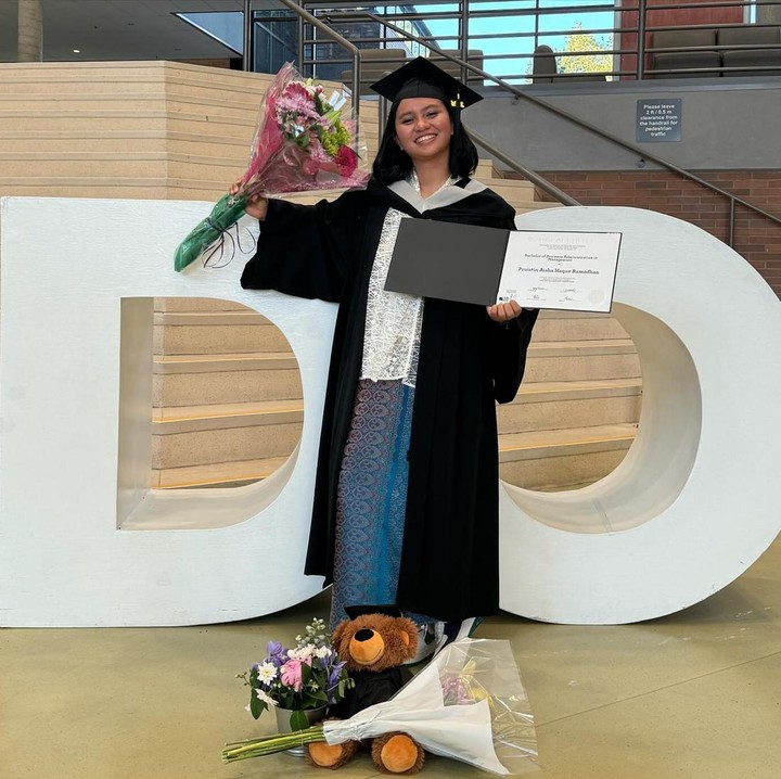 <p>Dara berusia 22 tahun ini mengantongi gelar <em>BBA Management, International Business. "It was a crazy fun 4 years of my life. On to next great things!</em> (Ini adalah empat tahun yang sangat menyenangkan dalam hidup saya. Mari kita lanjutkan ke hal-hal hebat berikutnya!)," tulis Pru pada hari wisuda. (Foto: Instagram @pruistinramadhan)</p>