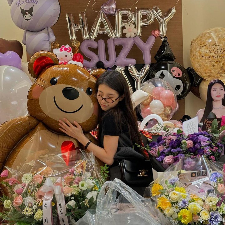<p>Aktris sekaligus penyanyi Bae Suzy baru saja berulang tahun yang ke-30, Bunda. Perempuan kelahiran 10 Oktober ini mendapat kejutan dari penggemar dan rekan kerja di lokasi syuting. (Foto: Instagram @skuukzky)<br /><br /><br /></p>