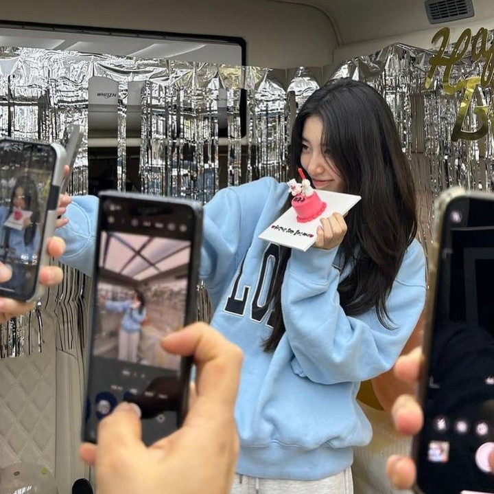 <p>Di unggahan lain, Suzy juga bagikan momen mendapat kejutan di lokasi syuting. Di sana, ia diberi kue, kado, dan dinyanyikan lagu ulang tahun dengan suka cita. (Foto: Instagram @skuukzky)<br /><br /><br /></p>