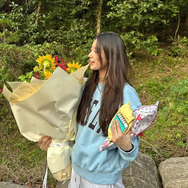 <p>Lewat kolom komenter, para penggemar tak mau ketinggalan. Mereka meninggalkan beragam ucapan, doa, serta harapan baik untuk bintang serial <em>Doona!</em> tersebut. "<em>Happy birthday</em> suzy," tulis akun @suz****.(Foto: Instagram @skuukzky)</p>