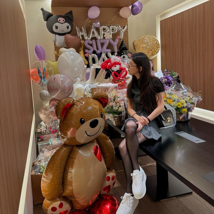 <p>Lewat postingan di Instagram, mantan kekasih Lee Min Ho ini menunjukkan beragam pemberian penggemar dan dikumpulkan dalam satu ruangan. "<em>Sweetie Sweetie</em>," tulisnya di <em>caption.</em> (Foto: Instagram @skuukzky)<br /><br /><br /></p>