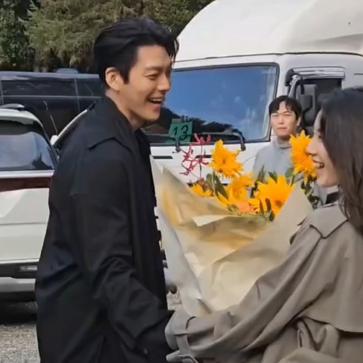<p>Tak hanya itu, ia juga mendapat buket bunga matahari dari aktor lawan mainnya di drama Korea terbaru, Kim Woo Bin. Dalam drama tersebut, Woo Bin berperan sebagai Jin dan Suzy memanggil sang aktor dengan julukan tersebut di dunia nyata. "Jin manis yang memberiku bunga-bunga cantik @____kimwoobin," tulisnya. (Foto: Instagram @skuukzky)<br /><br /><br /></p>