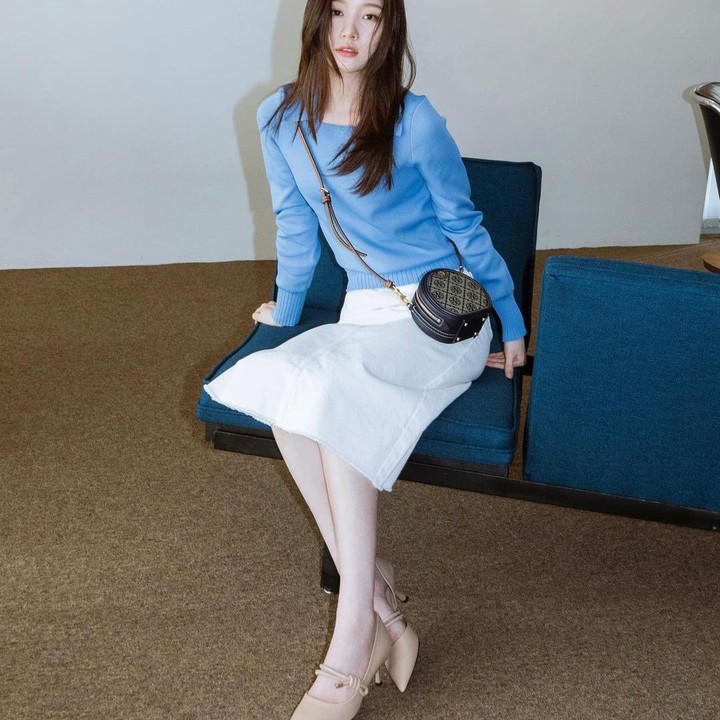 <p>Bunda bisa memadukan rok putih dengan atasan berwarna terang seperti yang dilakukan Jung Chae Yeon. Kombinasi ini memberi kesan cerah dan ceria, Bun. Jung Chae Yeon tampak bersinar, ya, saat mengenakan outfit ini. (Foto: Instagram @j_chaeyeoni)</p>