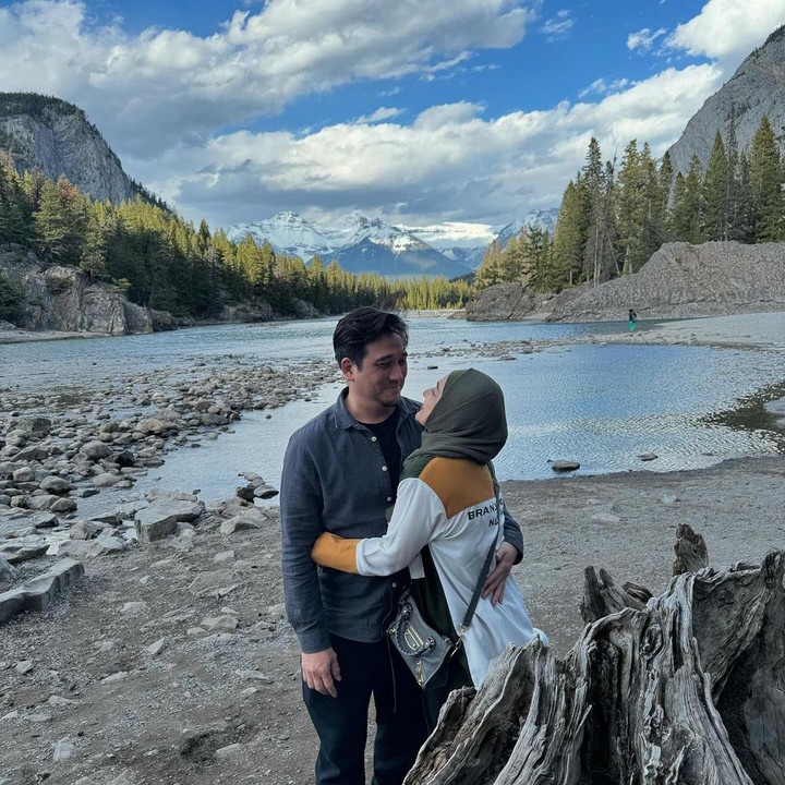 <p>Lewat akun Instagram, Cindy semakin sering membagikan kegiatan harian keluarganya di Kanada. Di antara momen-momen menikmati keindahan alam bersama sang suami. "<em>MashaAllah</em>.. KaryaMu Ya Allah.. Sangat memukau," pujinya. (Foto: Instagram @cindyfatikasari18 dan @tengku_firmansyah)<br /><br /><br /></p>