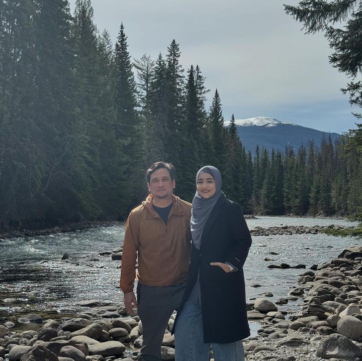 <p>Dalam potret berikut ini, Cindy dan suami terlihat sedang menikmati pemandangan alam di Kota Jasper, Alberta. Diketahui, pasangan ini melakukan<em> road trip</em> untuk ke lokasi tersebut. "<em>Road trip</em>," tulisnya di kolom caption. (Foto: Instagram @cindyfatikasari18 dan @tengku_firmansyah)<br /><br /><br /></p>