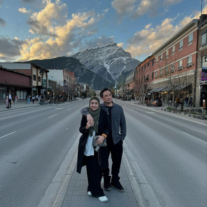 <p>Ada pula potret keduanya saat berada di Kota Banff. Cindy mengaku bahwa ini menjadi kota dengan pemandangan terindah yang pernah ia lihat. "Salah satu pusat kota tercantik yang pernah aku liat #banff," ungkapnya.(Foto: Instagram @cindyfatikasari18 dan @tengku_firmansyah)<br /><br /><br /></p>