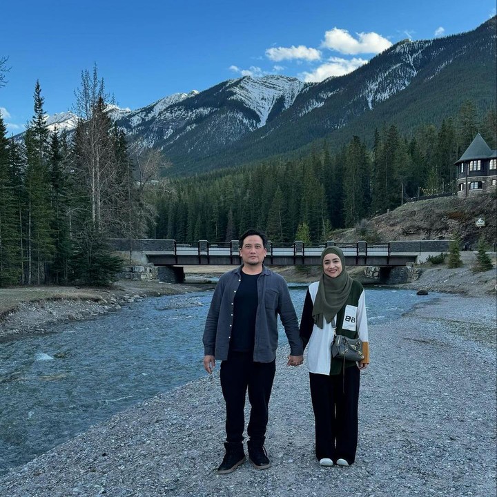 <p>Potret-potret menikmati pemandangan alam ini juga menuai reaksi dari netizen, Bunda. Mereka ikut merasa takjub dan berharap berkesempatan untuk menyaksikan keindahan tersebut secara langsung. "<em>Masha Allah</em>, semoga kelak aku dan keturunanku diberi kesempatan dan rezeki untuk melihat keindahan dunia," ujar akun @amelia****. (Foto: Instagram @cindyfatikasari18 dan @tengku_firmansyah)<br /><br /><br /></p>