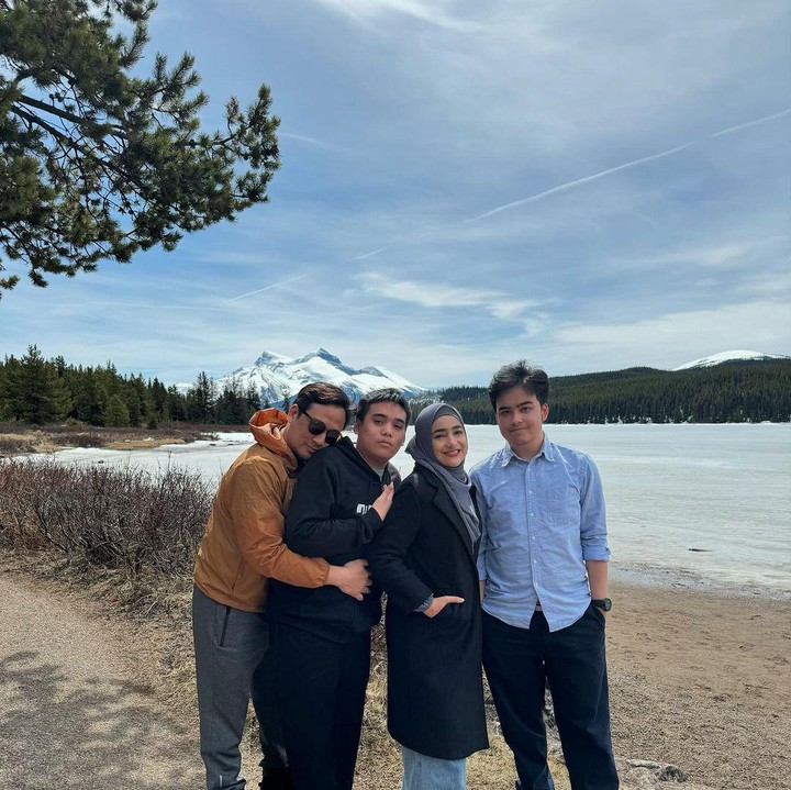 <p>Cindy Fatika Sari dan Tengku Firmansyah kini tinggal di Kanada bersama kedua putra kembarnya, Tengku Keanu Zimraan dan Tengku Omar Athallah, Bunda.(Foto: Instagram @cindyfatikasari18 dan @tengku_firmansyah)<br /><br /><br /></p>