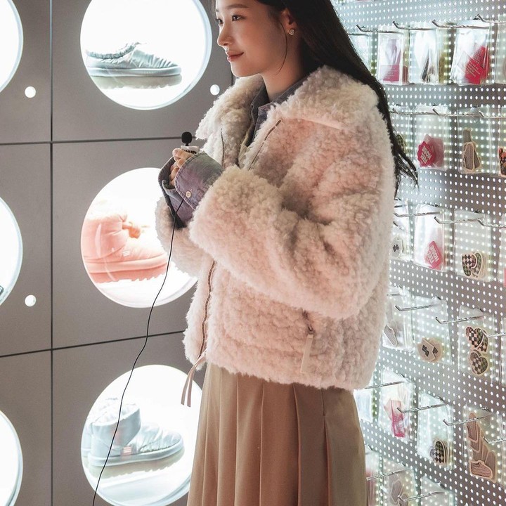 <p>Dalam foto ini Jung Chae Yeon tampak menggemaskan, ya, Bunda. Rok rempel seperti ini bisa dijadikan inspirasi bagi Bunda yang ingin tetap bergerak bebas saat mengenakan rok. (Foto: Instagram @j_chaeyeoni)</p>