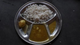 FOTO: Inflasi Pangan Paksa India 'Sunat' Jatah Makan Gratis Siswa