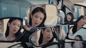 Rupa-rupa Gaya Jennie di Video Musik Single Solo Mantra
