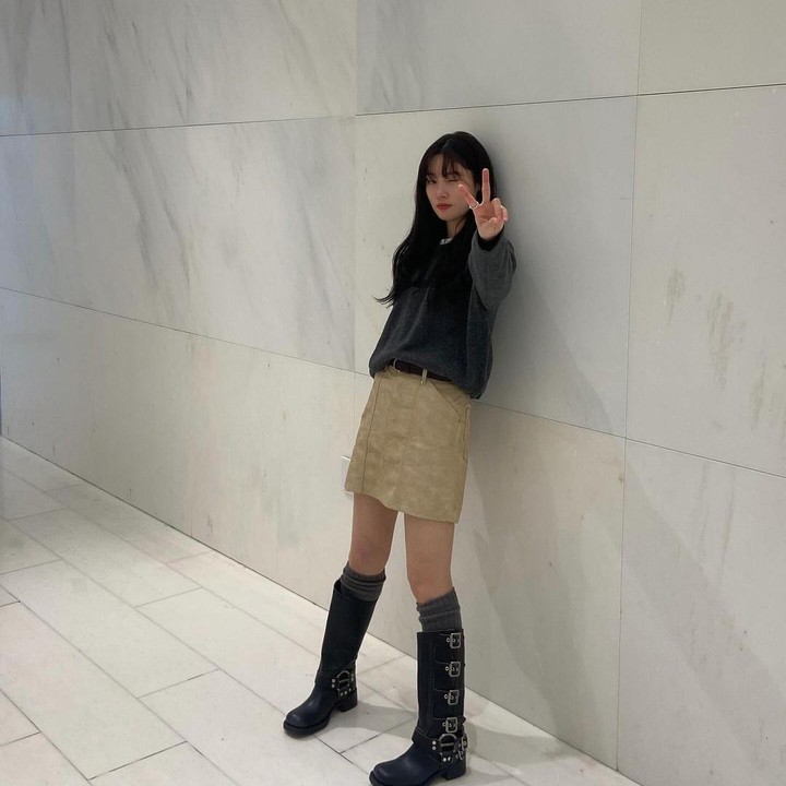 <p>Jung Chae Yeon mengenakan rok pendek yang dipadukan dengan atasan abu-abu, juga dikombinasikan dengan boots hitam panjang. Ini membuat pemeran Ju Woon dalam drakor Family by Choice chic sekali, ya. (Foto: Instagram @j_chaeyeoni)</p>