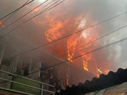 22 Unit Damkar Dikerahkan Padamkan Kebakaran di Jembatan Besi