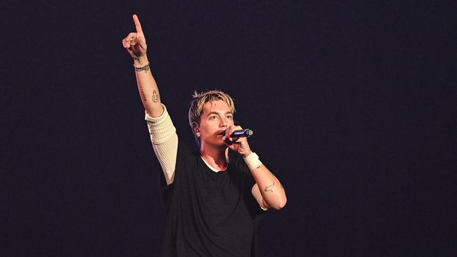 Review a beautiful blur LANY: Konser sangat menyenangkan, fan ikut bernyanyi penuh perasaan menikmati penampilan non-stop band pop rock asal AS itu.