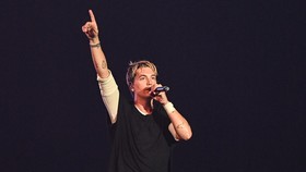 Bersenang-senang Bersama LANY dalam Konser Jakarta yang Minim Gimik