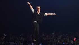 FOTO: Meriah Konser a beautiful blur LANY di Jakarta