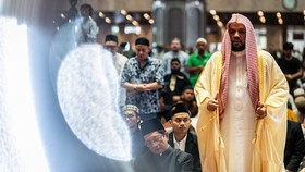 FOTO: Imam Besar Masjid Nabawi Pimpin Salat Jumat di Isitqlal Jakarta