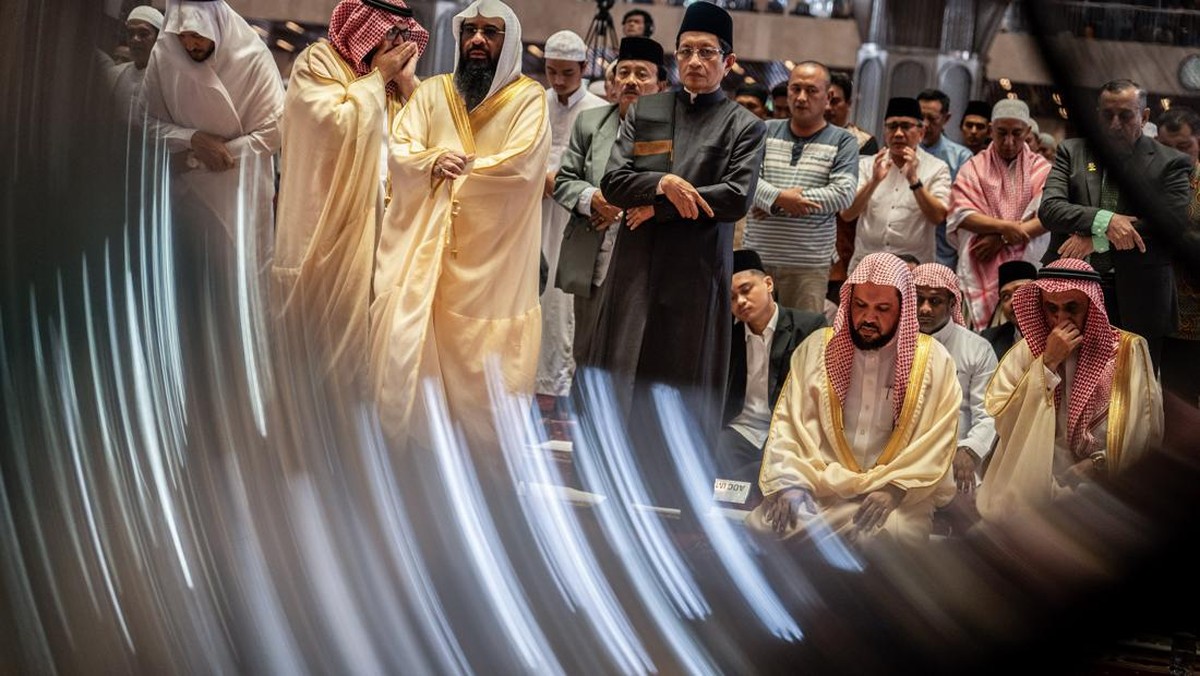 FOTO: Imam Besar Masjid Nabawi Pimpin Salat Jumat di Isitqlal Jakarta